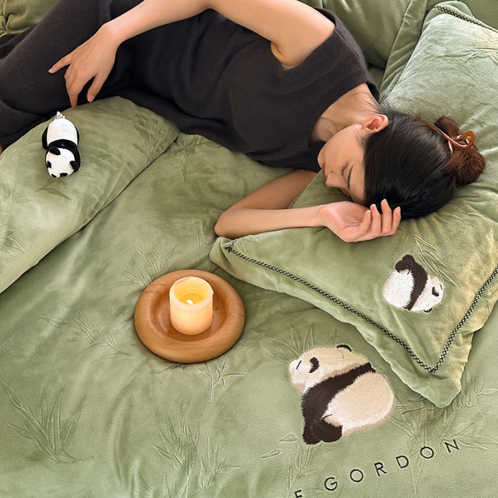 91家纺网 家纺一手货源 找家纺 安莱生活 2023专版锦芙牛奶绒苏绣四件套-花花思竹款-ins网红风 花花思竹-竹绿