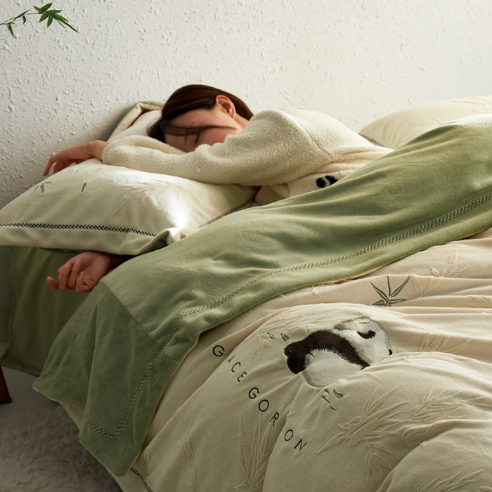 91家纺网 家纺一手货源 找家纺 安莱生活 2023专版锦芙牛奶绒苏绣四件套-花花思竹款-质感民宿风 花花思竹-云白