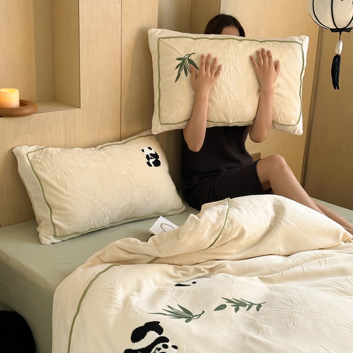 91家纺网 家纺一手货源 找家纺 总安莱生活2023专版锦芙牛奶绒毛巾绣四件套-情绪熊猫款-ins风格图