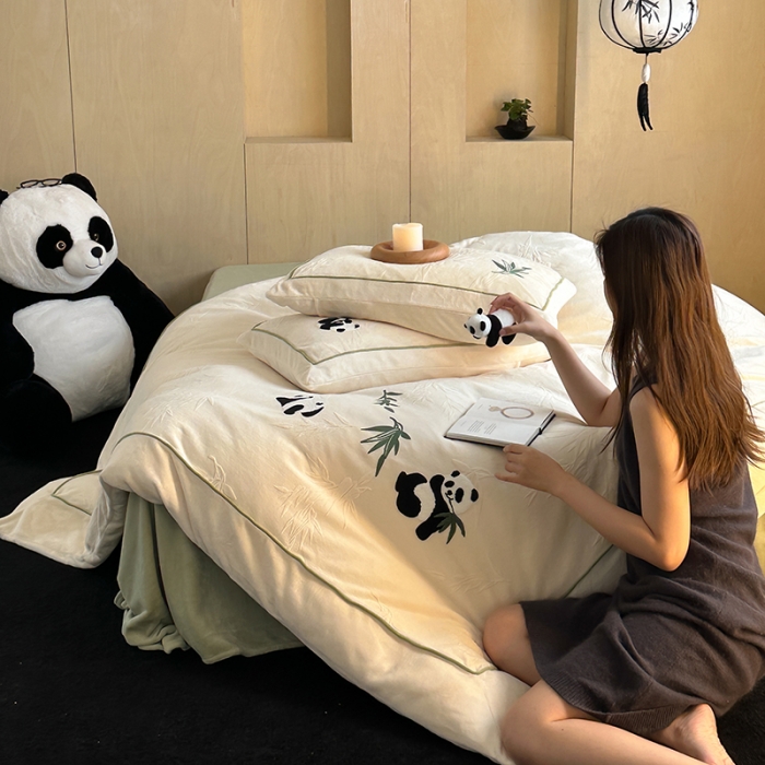 91家纺网 家纺一手货源 找家纺 总安莱生活2023专版锦芙牛奶绒毛巾绣四件套-情绪熊猫款-ins风格图