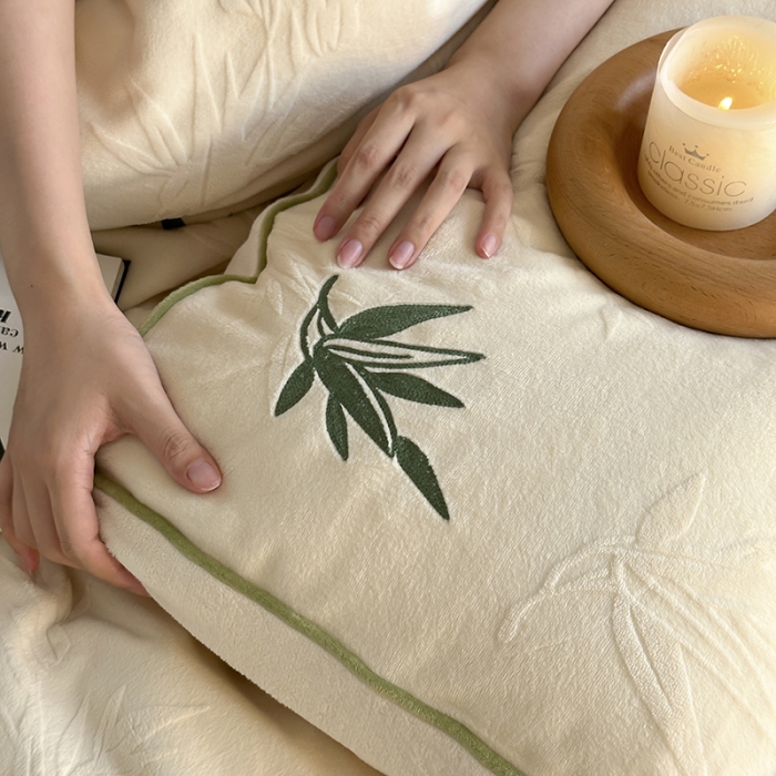 91家纺网 家纺一手货源 找家纺 安莱生活 2023专版锦芙牛奶绒毛巾绣四件套-情绪熊猫款-ins风格图 情绪熊猫-白竹