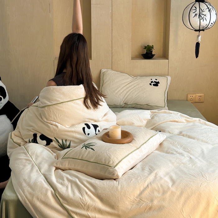 91家纺网 家纺一手货源 找家纺 安莱生活 2023专版锦芙牛奶绒毛巾绣四件套-情绪熊猫款-ins风格图 情绪熊猫-白竹