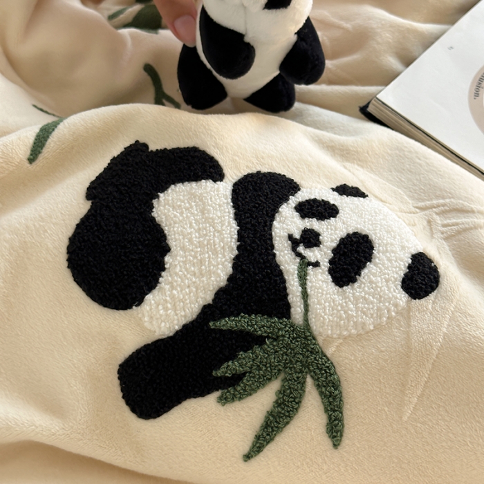 91家纺网 家纺一手货源 找家纺 安莱生活 2023专版锦芙牛奶绒毛巾绣四件套-情绪熊猫款-ins风格图 情绪熊猫-白竹