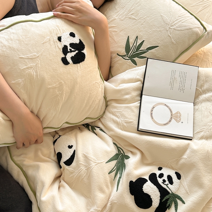 91家纺网 家纺一手货源 找家纺 安莱生活 2023专版锦芙牛奶绒毛巾绣四件套-情绪熊猫款-ins风格图 情绪熊猫-白竹
