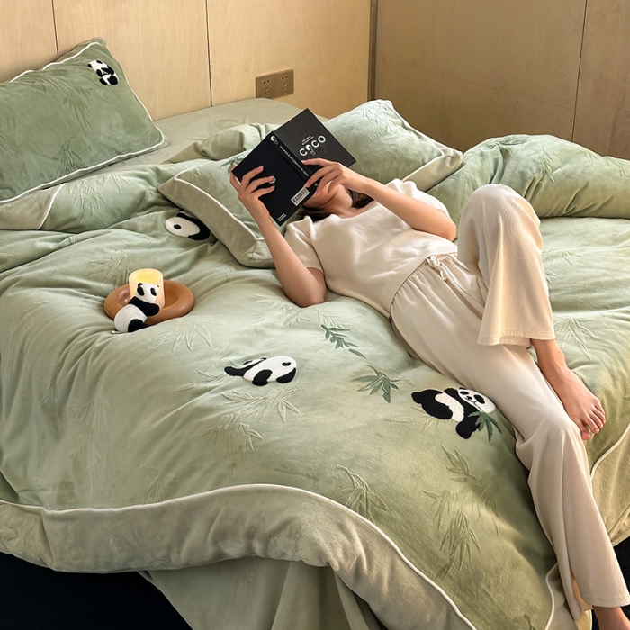 91家纺网 家纺一手货源 找家纺 安莱生活 2023专版锦芙牛奶绒毛巾绣四件套-情绪熊猫款-ins风格图 情绪熊猫-绿竹