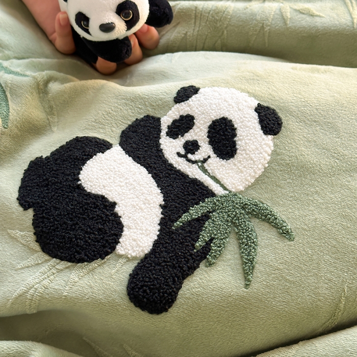 91家纺网 家纺一手货源 找家纺 安莱生活 2023专版锦芙牛奶绒毛巾绣四件套-情绪熊猫款-ins风格图 情绪熊猫-绿竹