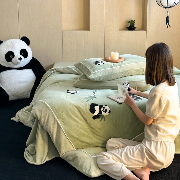 91家纺网 家纺一手货源 找家纺 安莱生活 2023专版锦芙牛奶绒毛巾绣四件套-情绪熊猫款-ins风格图 情绪熊猫-绿竹