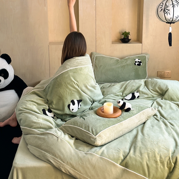 91家纺网 家纺一手货源 找家纺 安莱生活 2023专版锦芙牛奶绒毛巾绣四件套-情绪熊猫款-ins风格图 情绪熊猫-绿竹