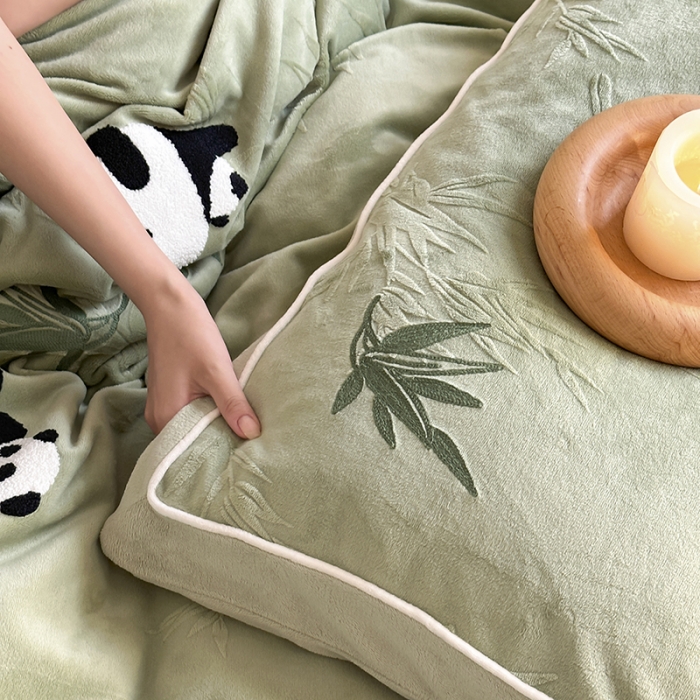 91家纺网 家纺一手货源 找家纺 安莱生活 2023专版锦芙牛奶绒毛巾绣四件套-情绪熊猫款-ins风格图 情绪熊猫-绿竹