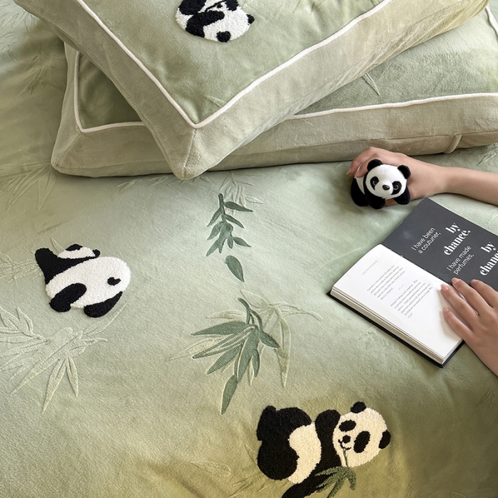 91家纺网 家纺一手货源 找家纺 安莱生活 2023专版锦芙牛奶绒毛巾绣四件套-情绪熊猫款-ins风格图 情绪熊猫-绿竹