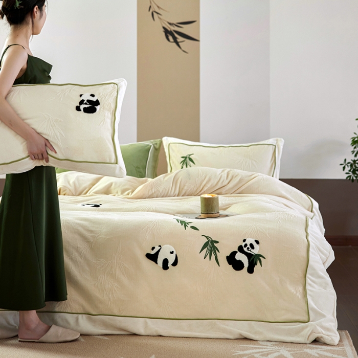 91家纺网 家纺一手货源 找家纺 总安莱生活 2023专版锦芙牛奶绒毛巾绣四件套-情绪熊猫款-国风风格图