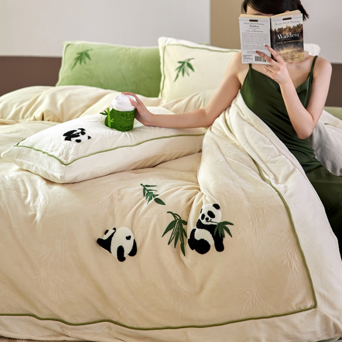 91家纺网 家纺一手货源 找家纺 总安莱生活 2023专版锦芙牛奶绒毛巾绣四件套-情绪熊猫款-国风风格图