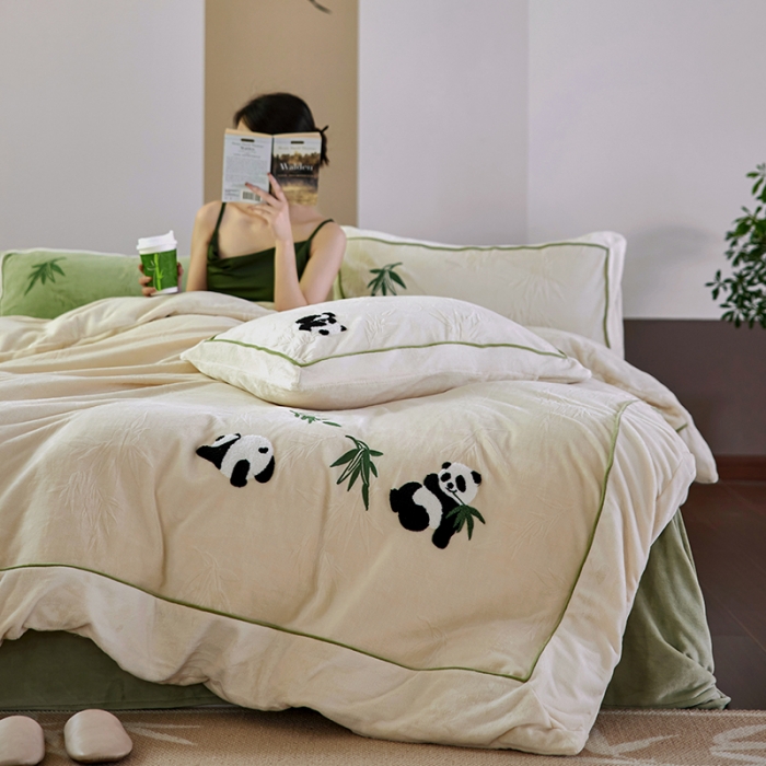 91家纺网 家纺一手货源 找家纺 总安莱生活 2023专版锦芙牛奶绒毛巾绣四件套-情绪熊猫款-国风风格图