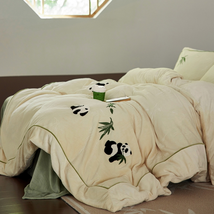 91家纺网 家纺一手货源 找家纺 总安莱生活 2023专版锦芙牛奶绒毛巾绣四件套-情绪熊猫款-国风风格图