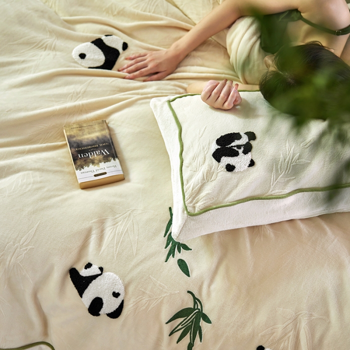 91家纺网 家纺一手货源 找家纺 安莱生活 2023专版锦芙牛奶绒毛巾绣四件套-情绪熊猫款-国风风格图 情绪熊猫-白竹