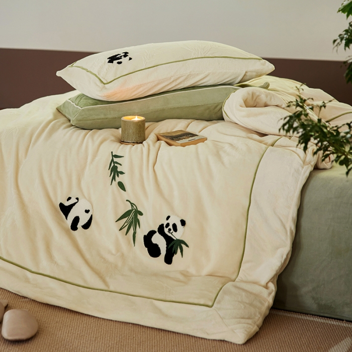 91家纺网 家纺一手货源 找家纺 安莱生活 2023专版锦芙牛奶绒毛巾绣四件套-情绪熊猫款-国风风格图 情绪熊猫-白竹