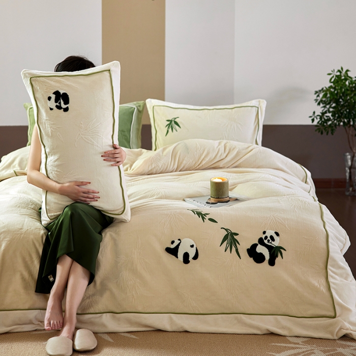 91家纺网 家纺一手货源 找家纺 安莱生活 2023专版锦芙牛奶绒毛巾绣四件套-情绪熊猫款-国风风格图 情绪熊猫-白竹