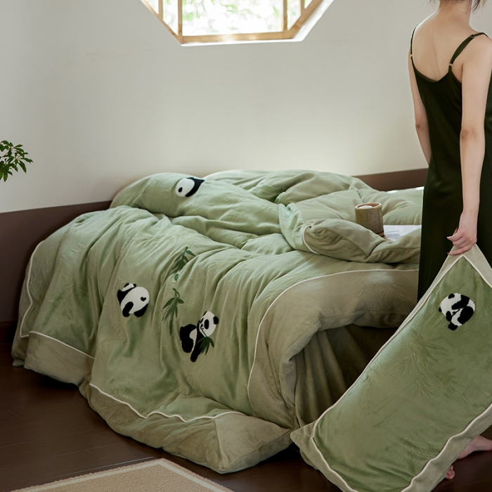 91家纺网 家纺一手货源 找家纺 安莱生活 2023专版锦芙牛奶绒毛巾绣四件套-情绪熊猫款-国风风格图 情绪熊猫-绿竹