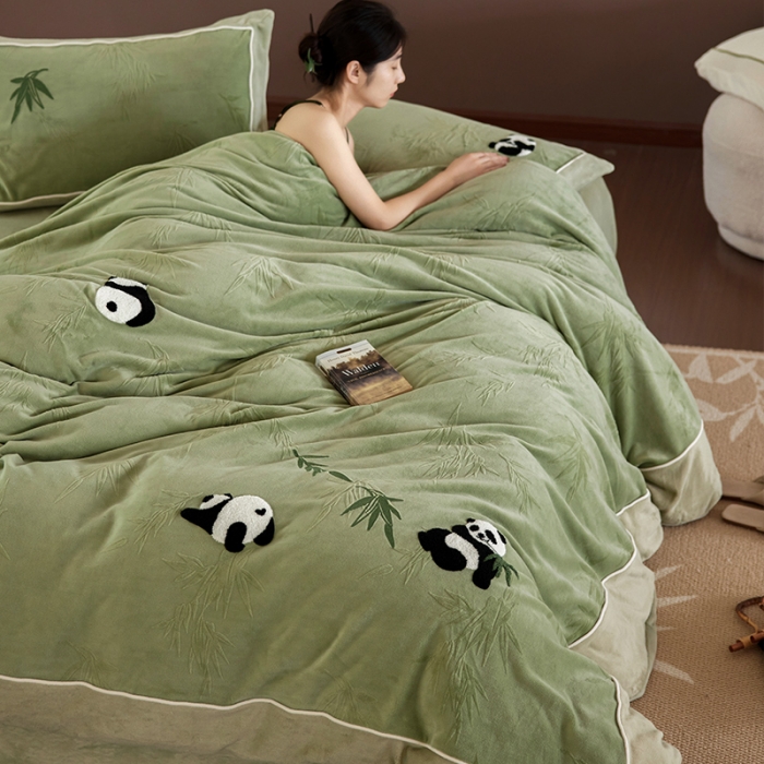 91家纺网 家纺一手货源 找家纺 安莱生活 2023专版锦芙牛奶绒毛巾绣四件套-情绪熊猫款-国风风格图 情绪熊猫-绿竹