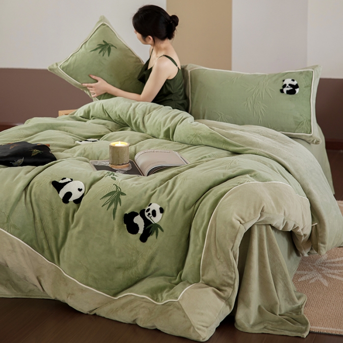 91家纺网 家纺一手货源 找家纺 安莱生活 2023专版锦芙牛奶绒毛巾绣四件套-情绪熊猫款-国风风格图 情绪熊猫-绿竹