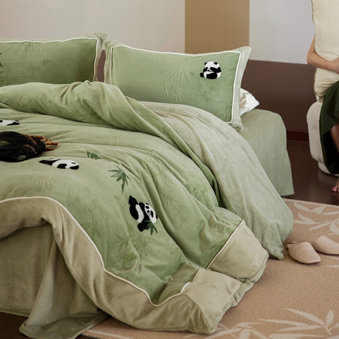 91家纺网 家纺一手货源 找家纺 安莱生活 2023专版锦芙牛奶绒毛巾绣四件套-情绪熊猫款-国风风格图 情绪熊猫-绿竹