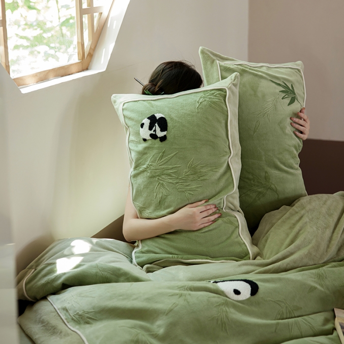 91家纺网 家纺一手货源 找家纺 安莱生活 2023专版锦芙牛奶绒毛巾绣四件套-情绪熊猫款-国风风格图 情绪熊猫-绿竹