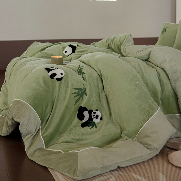 91家纺网 家纺一手货源 找家纺 安莱生活 2023专版锦芙牛奶绒毛巾绣四件套-情绪熊猫款-国风风格图 情绪熊猫-绿竹