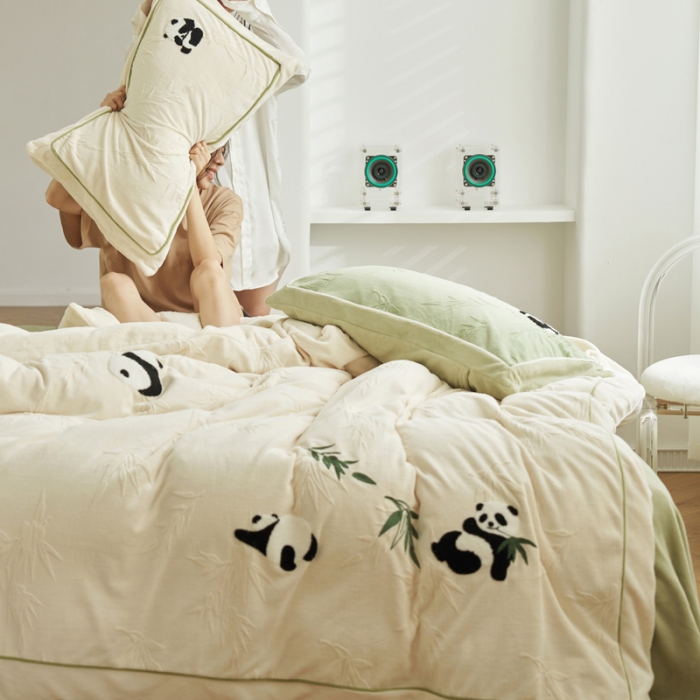 91家纺网 家纺一手货源 找家纺 总安莱生活2023专版锦芙牛奶绒毛巾绣四件套情绪熊猫款-清新自然光风格