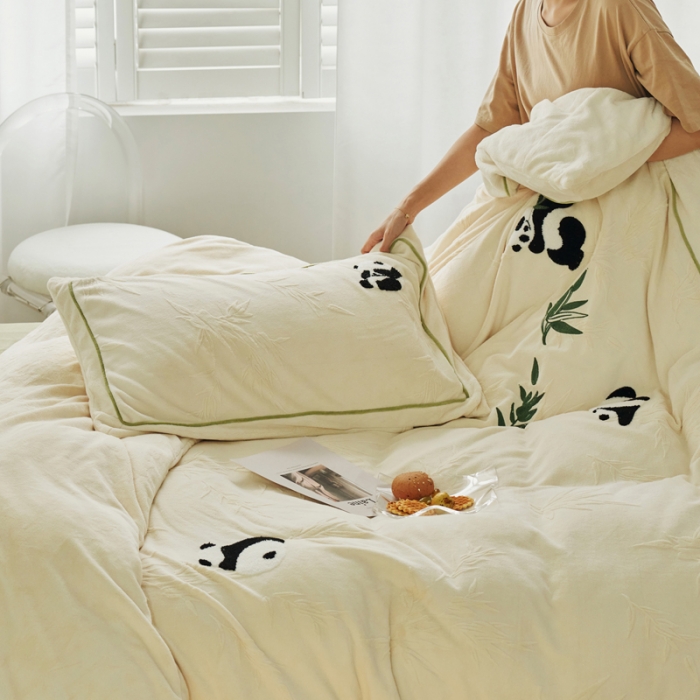 91家纺网 家纺一手货源 找家纺 总安莱生活2023专版锦芙牛奶绒毛巾绣四件套情绪熊猫款-清新自然光风格