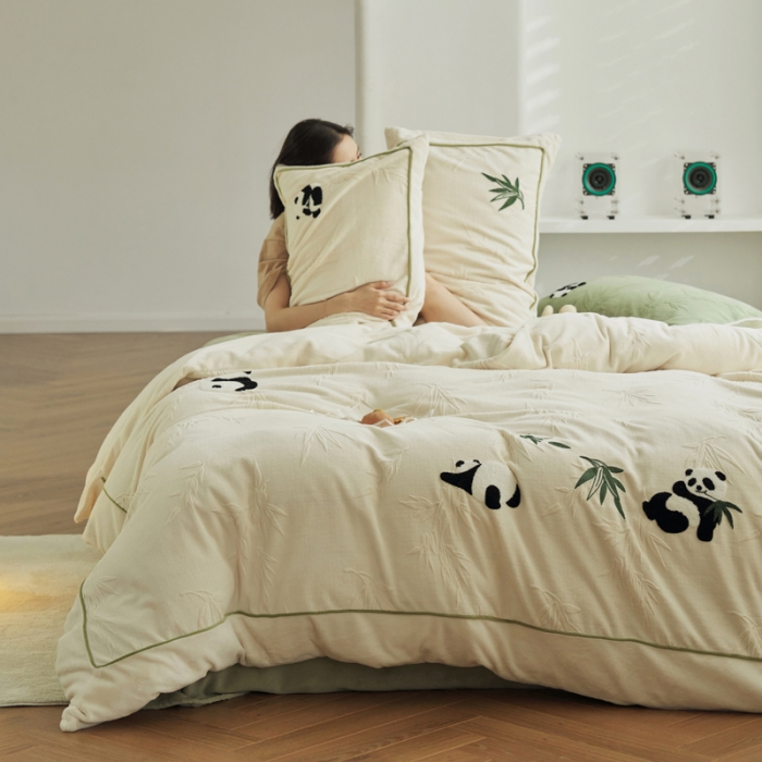 91家纺网 家纺一手货源 找家纺 总安莱生活2023专版锦芙牛奶绒毛巾绣四件套情绪熊猫款-清新自然光风格
