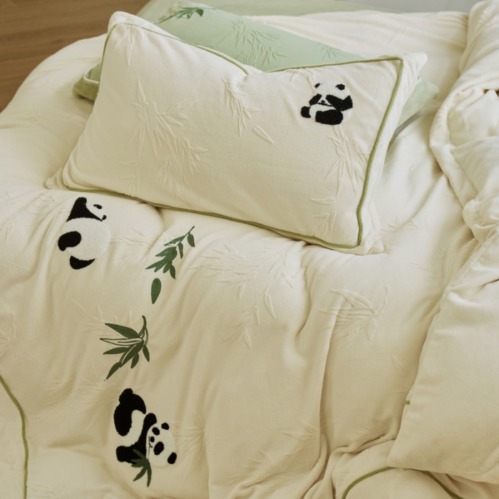 91家纺网 家纺一手货源 找家纺 总安莱生活2023专版锦芙牛奶绒毛巾绣四件套情绪熊猫款-清新自然光风格