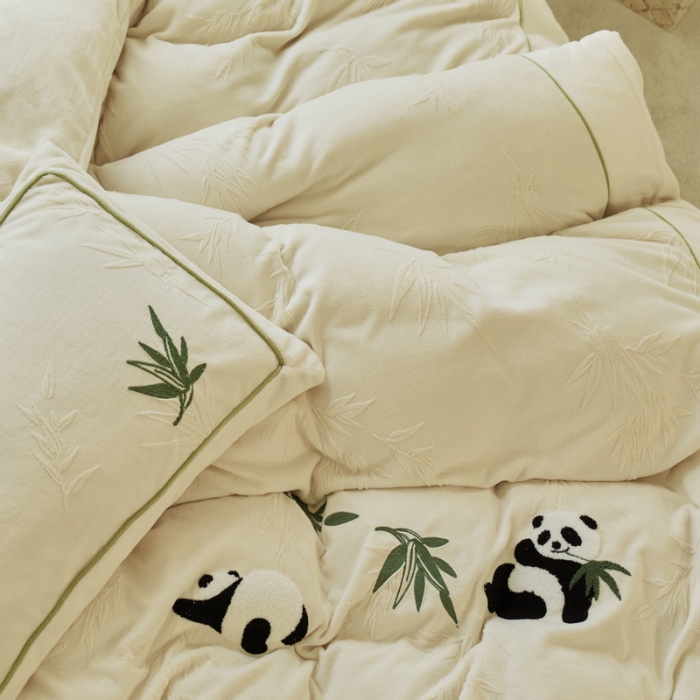 91家纺网 家纺一手货源 找家纺 总安莱生活2023专版锦芙牛奶绒毛巾绣四件套情绪熊猫款-清新自然光风格