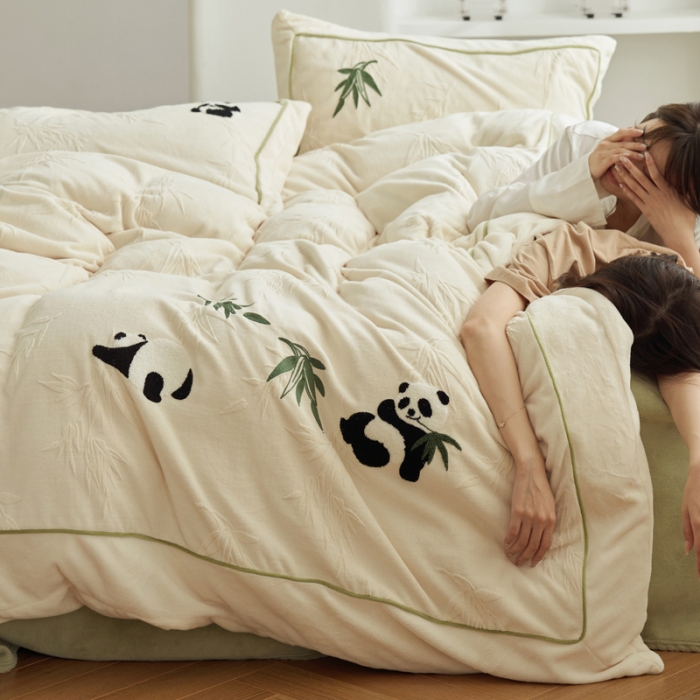 91家纺网 家纺一手货源 找家纺 安莱生活2023专版锦芙牛奶绒毛巾绣四件套-情绪熊猫款-清新自然光风格 情绪熊猫-白竹