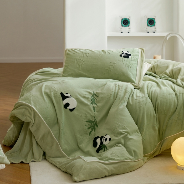 91家纺网 家纺一手货源 找家纺 安莱生活2023专版锦芙牛奶绒毛巾绣四件套-情绪熊猫款-清新自然光风格 情绪熊猫-绿竹