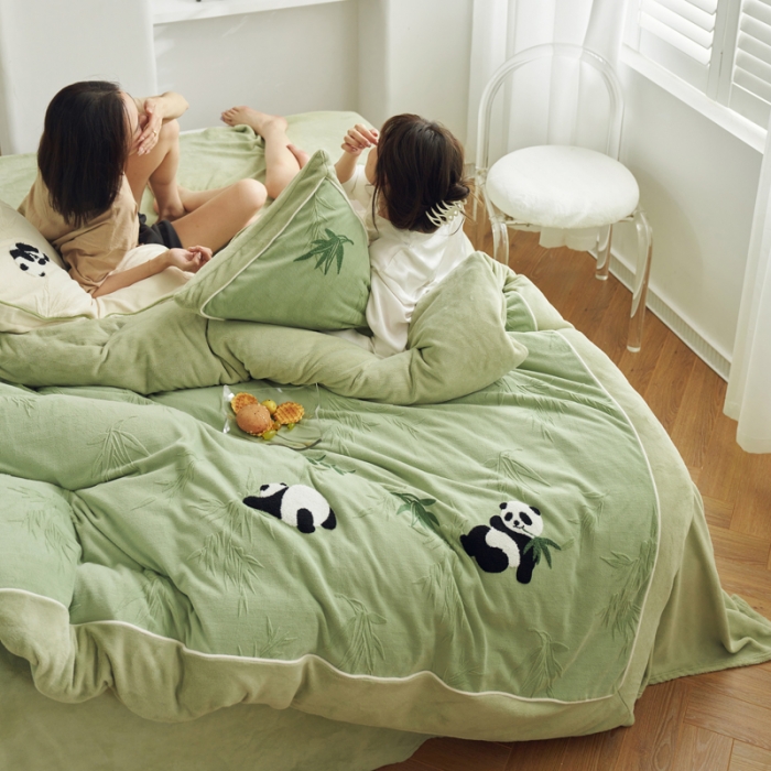 91家纺网 家纺一手货源 找家纺 安莱生活2023专版锦芙牛奶绒毛巾绣四件套-情绪熊猫款-清新自然光风格 情绪熊猫-绿竹