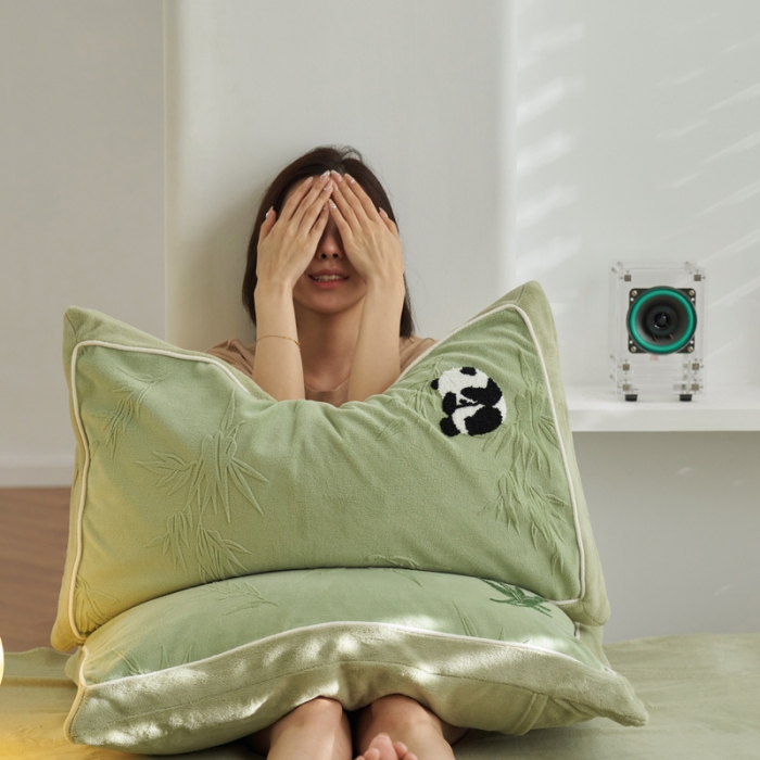 91家纺网 家纺一手货源 找家纺 安莱生活2023专版锦芙牛奶绒毛巾绣四件套-情绪熊猫款-清新自然光风格 情绪熊猫-绿竹