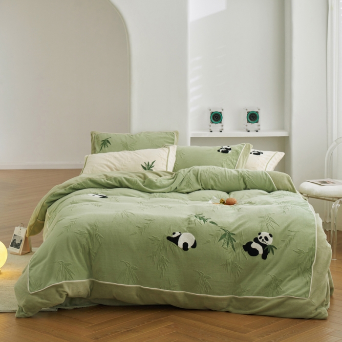 91家纺网 家纺一手货源 找家纺 安莱生活2023专版锦芙牛奶绒毛巾绣四件套-情绪熊猫款-清新自然光风格 情绪熊猫-绿竹