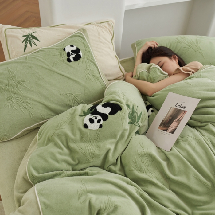 91家纺网 家纺一手货源 找家纺 安莱生活2023专版锦芙牛奶绒毛巾绣四件套-情绪熊猫款-清新自然光风格 情绪熊猫-绿竹
