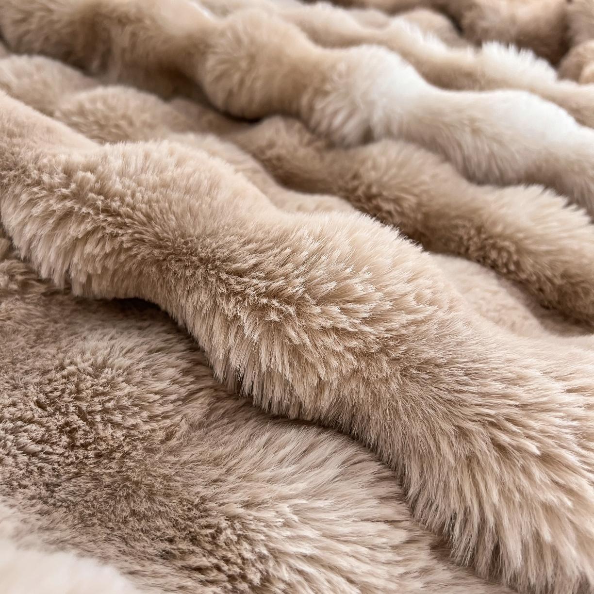 91家纺网 家纺一手货源 找家纺 金爱家 2023新款七彩大泡泡兔兔绒兔毛绒毛毯 七彩咖