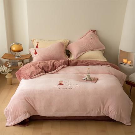 91家纺网 家纺一手货源 找家纺 名品优仓 2023新款高克重牛奶绒绣花四件套-安吉拉 安吉拉-浅樱粉