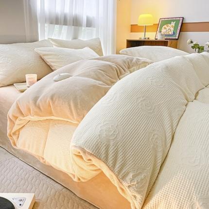 91家纺网 家纺一手货源 找家纺 蜜柚2024新款全消光200克牛奶绒温柔治愈系奶油风雕花烂花极简牛奶绒四件套 繁花-奶驼