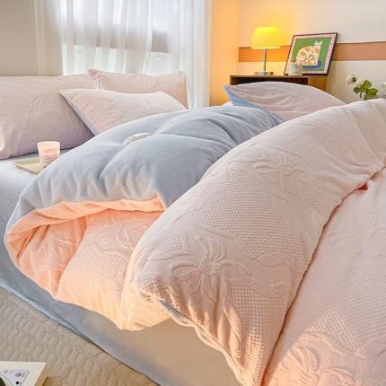 91家纺网 家纺一手货源 找家纺 蜜柚 2024新款全消光200克牛奶绒温柔治愈系奶油风雕花烂花极简牛奶绒四件套 初见-粉蓝