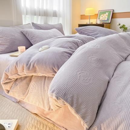 91家纺网 家纺一手货源 找家纺 蜜柚 2024新款全消光200克牛奶绒温柔治愈系奶油风雕花烂花极简牛奶绒四件套繁花-香芋紫