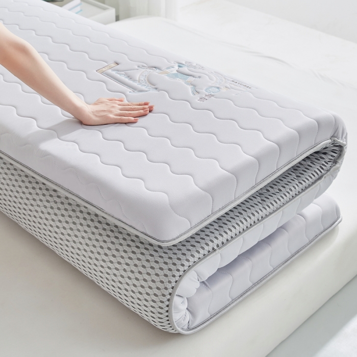 91家纺网 家纺一手货源 找家纺 祁恋婷 2023新款A类牛奶丝大豆纤维床垫【床垫遮盖物】刺绣专版 月光灰