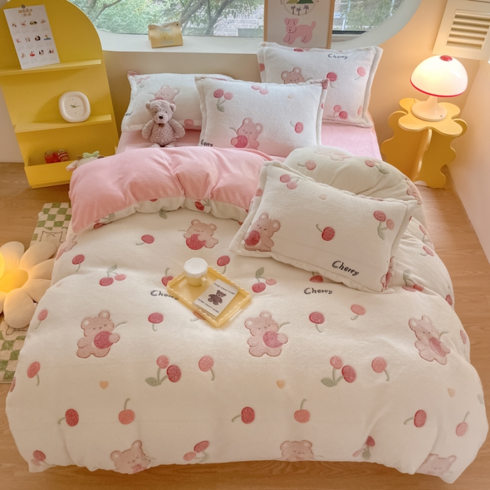 91家纺网 家纺一手货源 找家纺 慕尚 2025新款5D雪花绒四件套系列 樱桃熊