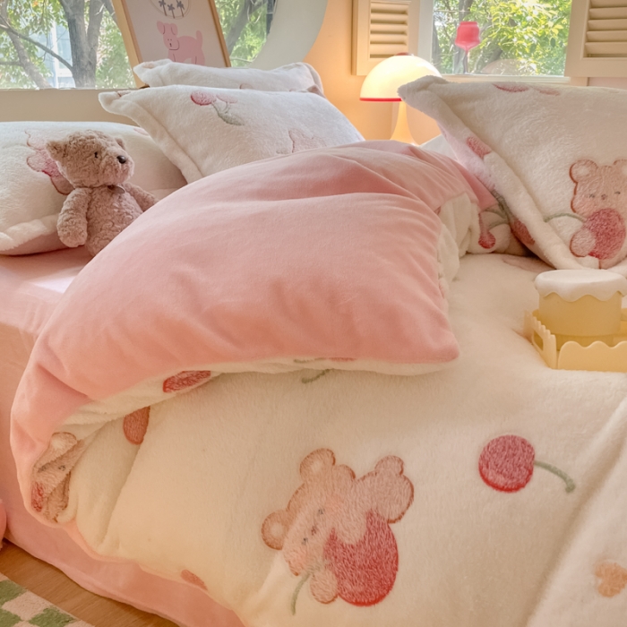 91家纺网 家纺一手货源 找家纺 慕尚 2025新款5D雪花绒四件套系列 樱桃熊