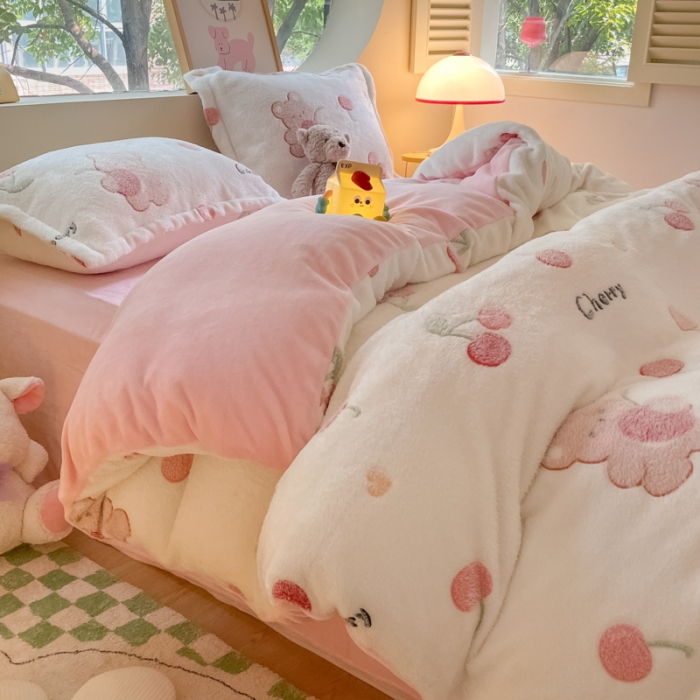 91家纺网 家纺一手货源 找家纺 慕尚 2025新款5D雪花绒四件套系列 樱桃熊