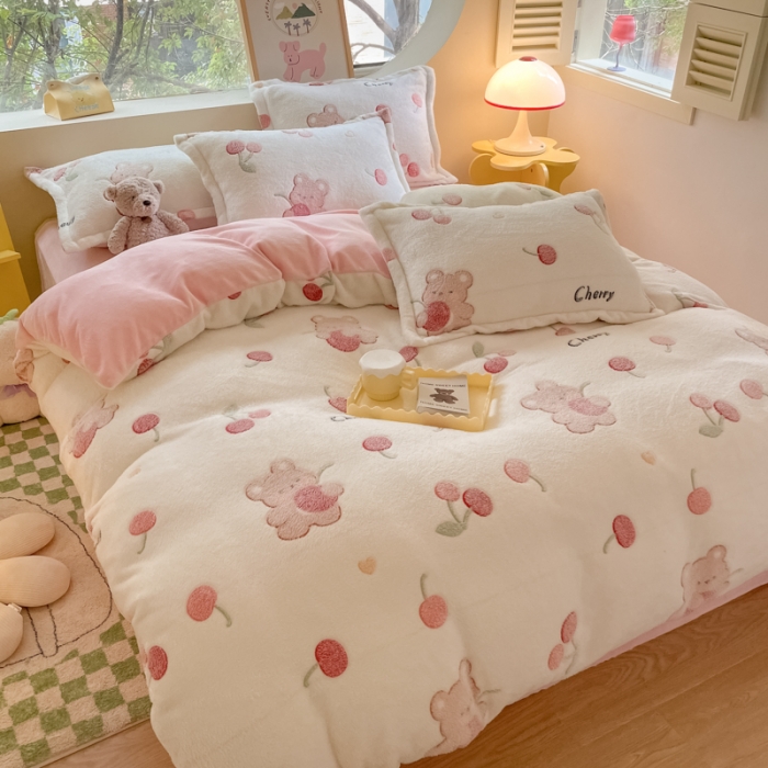 91家纺网 家纺一手货源 找家纺 慕尚 2025新款5D雪花绒四件套系列 樱桃熊