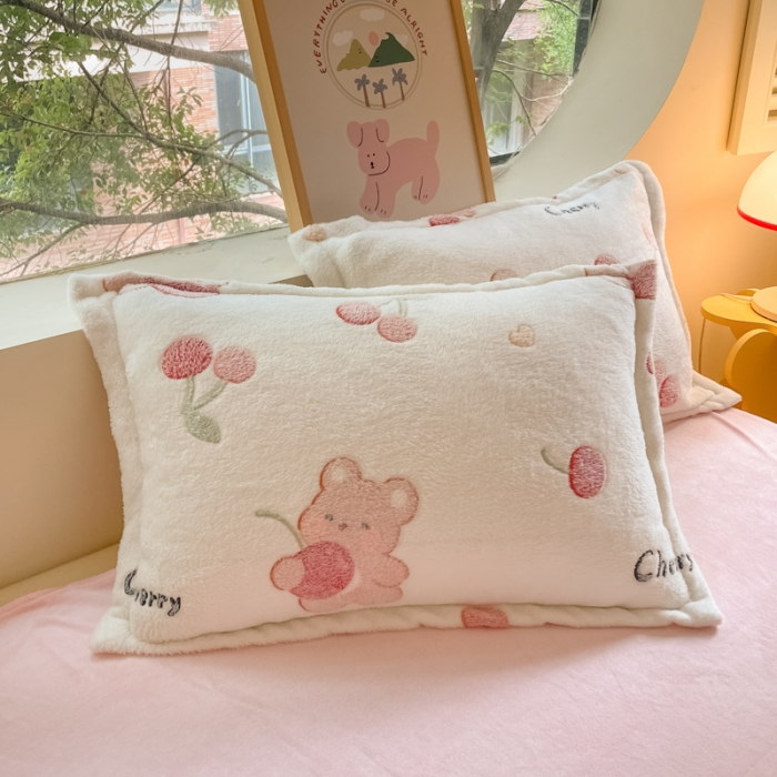 91家纺网 家纺一手货源 找家纺 慕尚 2025新款5D雪花绒四件套系列 樱桃熊