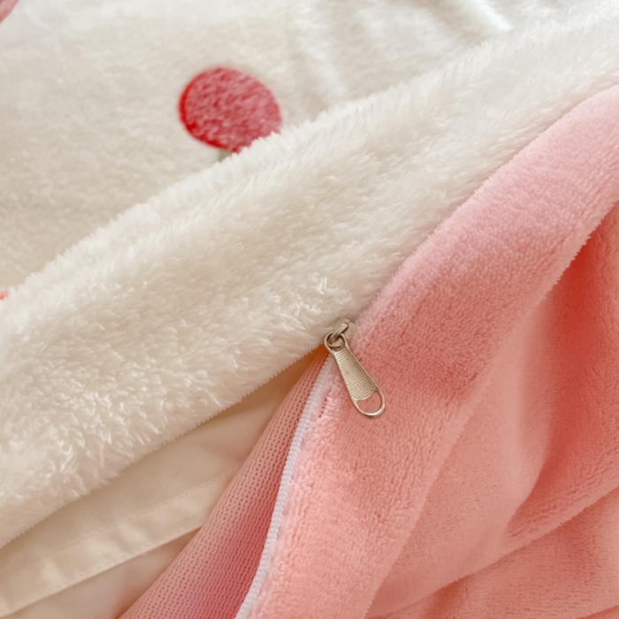 91家纺网 家纺一手货源 找家纺 慕尚 2025新款5D雪花绒四件套系列 樱桃熊